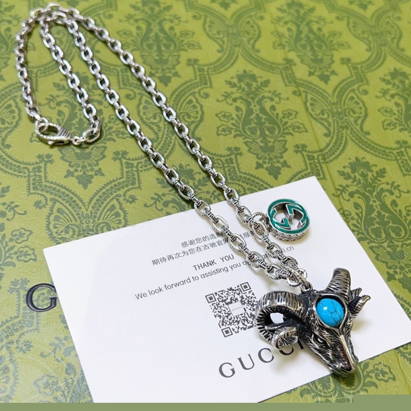 G*u*i necklaces